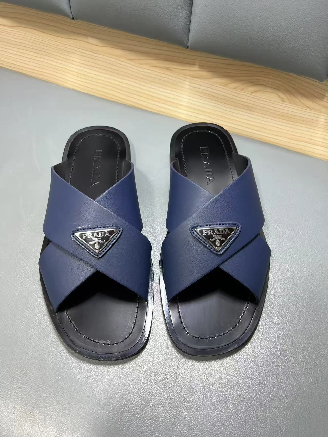 340💰PRADA Prada’s latest slippers are synchronized with the official website. This slipper is made of the brand’s unique and iconic Saffiano leather. The brand logo jumps out from the double straps, and the brand style is clearly visible. Cowhide gives men elegant charm and functional design, making it an ideal choice for vacation and leisure. Size:38-45